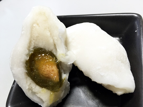 梅大福 「やわらかいお餅に、ほど良い甘さの白あんと甘露煮の梅が入っています」