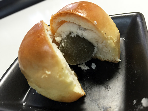 梅まつり 「甘露煮の梅と白あんを包んで焼き上げた風味豊かな和菓子です」