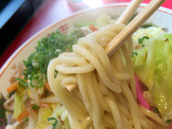 こちらはもっちもちの太麺、ザ・ちゃんぽんって感じ