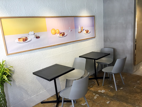 店内はテーブル2つ(4席)にカウンター1ヶ所(椅子なし)