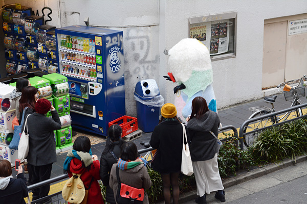 ヴィレヴァン外のゴミ箱と対話するしもっきー