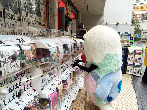 ガチャガチャの商品取り出し口の蓋を『カパカパ』やってる、メッチャやってる、メッチャリズミカルにやってる