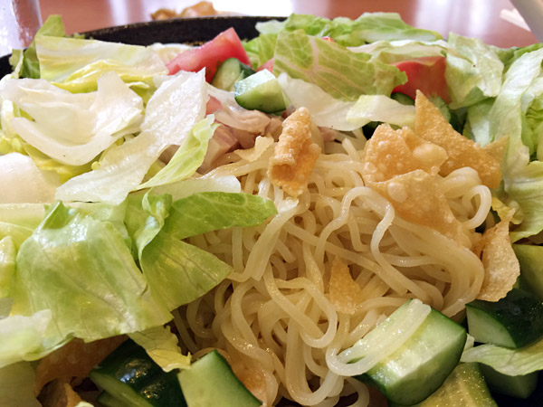 ホントに麺があるのか? 野菜をどけて掘り起こしたら、麺発見。はい、いわゆる冷やし中華です