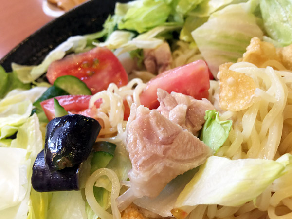 もりもりお野菜に鶏肉。そして、ここがポイントですが、メッチャタレが甘い!