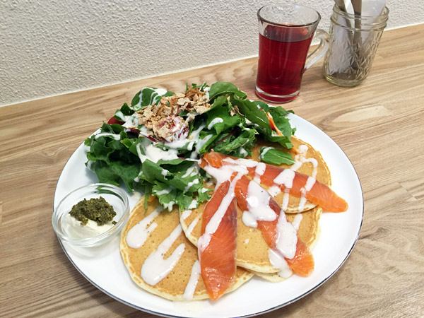 「スモークサーモンとたっぷり新鮮野菜」のパンケーキと「有機ハーブティー」
