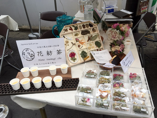 こちらは北口路上ブースの『花紡茶(はなつむぎちゃ)』さん。日本の植物を使ったハーブティーを出品されています