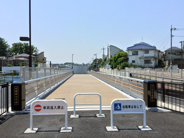 世田谷代田駅前の道路から代田富士見橋を望む。残念ながら富士山は見えなかったけど、すっきり晴れた日なら見えるようです