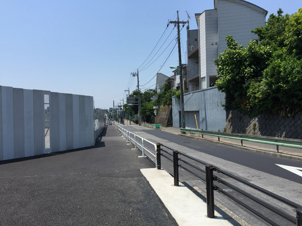 橋を渡ると赤堤通り沿いに歩道が続きます