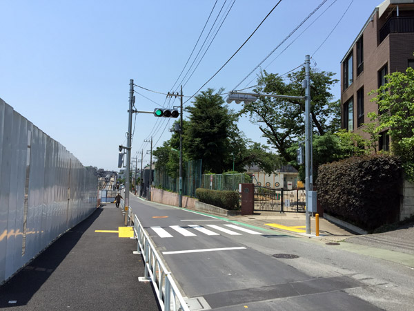 代田小学校前には新たに信号機のある横断歩道が設置されました