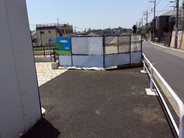 そして、歩道の突き当たり、左に曲がります