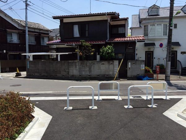 代田3丁目方面に抜けます。右に進めば梅ヶ丘駅方面、左に進めば環七・代田八幡神社へ抜けられます
