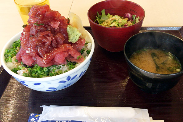 古城のランチメニュー『古城盛り!! まぐろづけ丼』900円(税別)