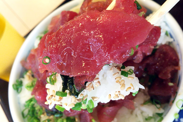 まぐろの漬かり具合がいい、そしてご飯のあんばいもいい。あ、ご飯もみっちり入っているので、想像以上のボリュームです