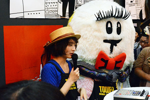 コムアイさんとのコミュニケーションはサンプラーを使用。「え、しゃべらないの? なんで?」、、、