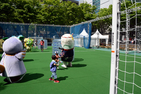 あまりのギャップに立ち止まり、子どもと遊ぶ、、、