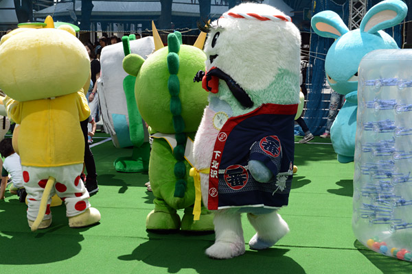 バトンタッチ、変なポーズ、そして、奴がやっぱり睨んでる