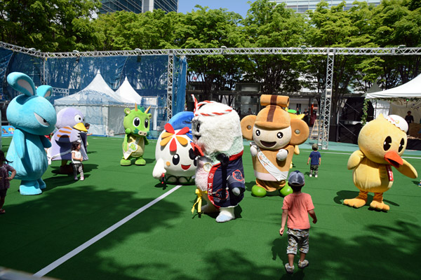 リレーの勢いのまま、再び集結するゆるキャラの皆様。そしてMCの某音楽ジャーナリスト様が叫ぶ「もう、今日は激しい曲をやっちゃうよ!!」