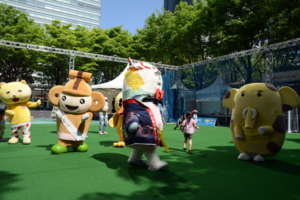 終了っ! 呆然と立ち尽くすゆるキャラの皆々と、いつものポーズのしもっきー