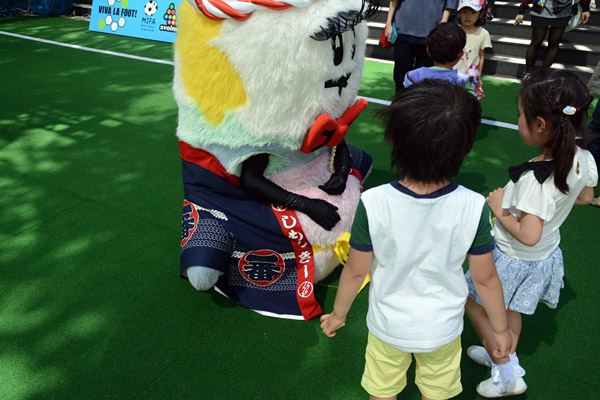 イベント終了後、新しもっきーステッカーを配る