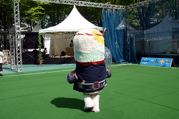すると、おもむろにステージへ