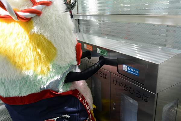 ずぼっとな。右手は「カン・ビン」、左手は「ペットボトル」