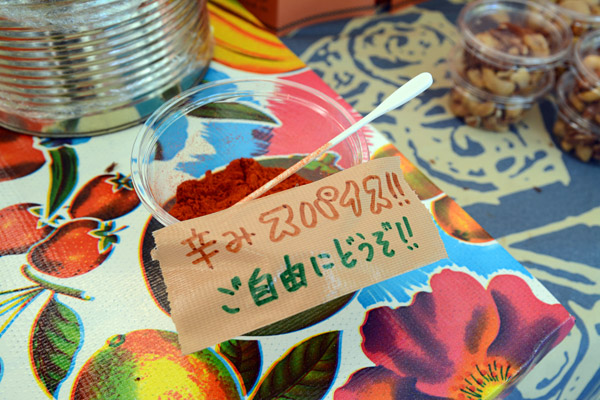 折角なのでポニピリカさんのスープカレーを食べようっと。お店で食べたことがない「フィッシュフライスープカレー」800円をオーダー。辛みスパイスが気になる