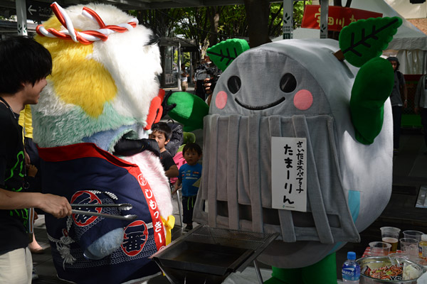 たまーりんとなにやらやりとりを交わす