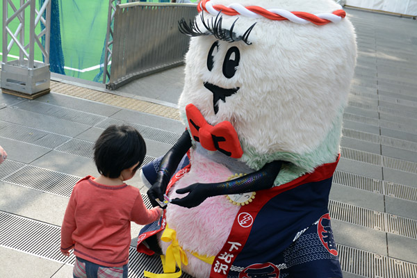 子どもにステッカーをどんどん配る。みんなうれしそう