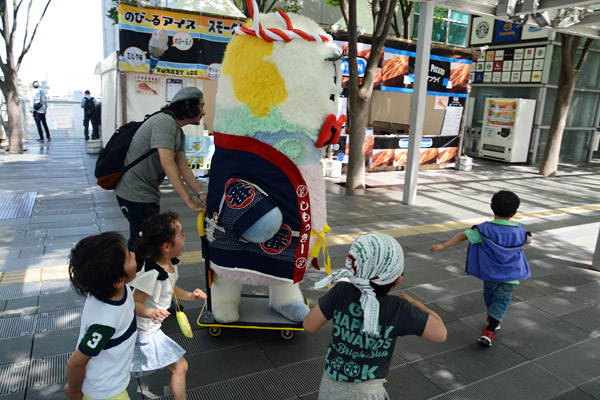 専用リムジンに乗り、登場とともに、子供に取り囲まれるしもっきー