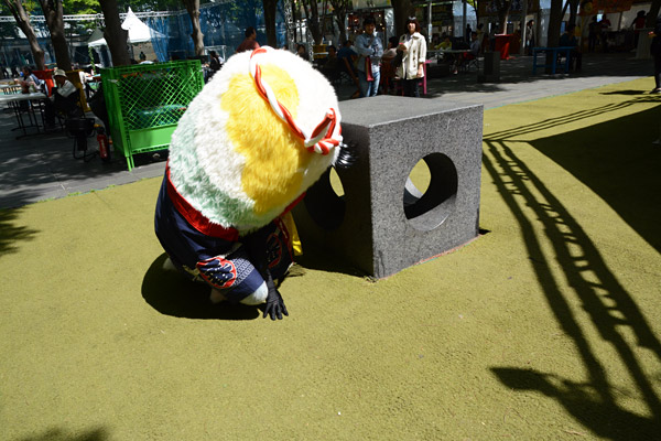 けやきひろばに置かれている物体に興味を示す、しもっきー