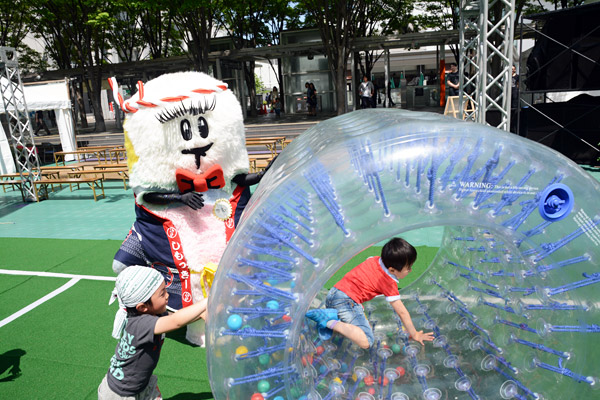 ゆるキャラショーの会場に到着するなり、子どもと遊び始めるしもっきー