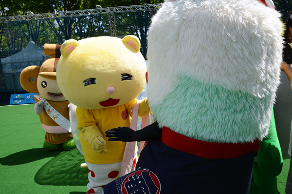 そして、他のゆるキャラと交流するしもっきー