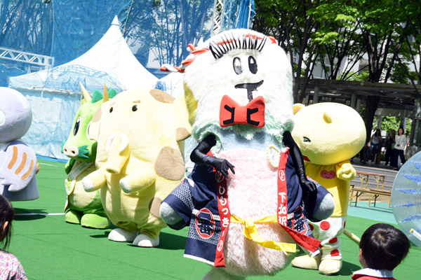 超絶ピーカン真夏日にラジオ体操をさせられ、既にヤバイゆるキャラたち。しもっきーは猛烈元気