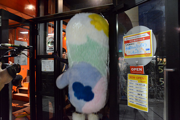 タワレコ下北沢店 正面の入り口から突入するしもっきー
