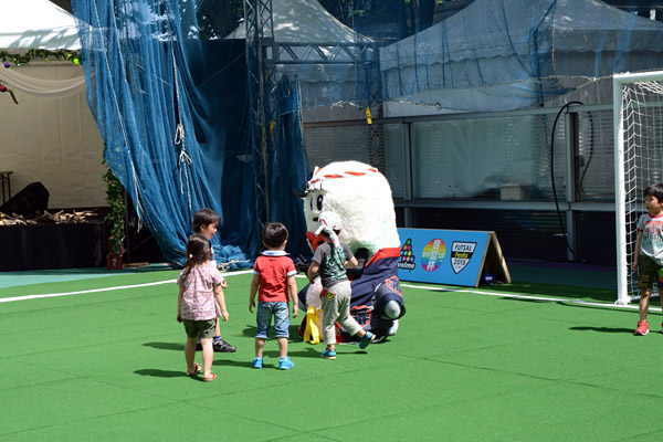 ラジオ体操を終え、子どもに囲まれるしもっきー(ホント、人気だな)