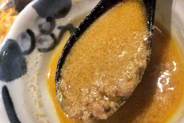 つけ汁、坦々麺というと辛いスープをイメージしますが、辛さはあまり感じません