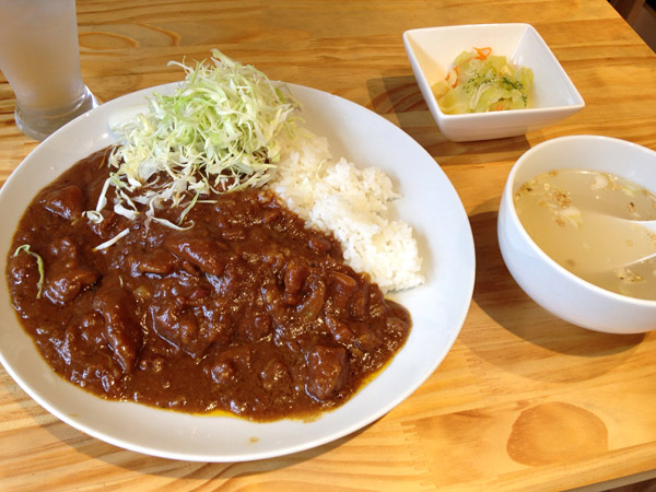 様々な飲食店が参加したことも特徴、こちらは焼き肉屋「ホルモンチャンピオン」のカレー