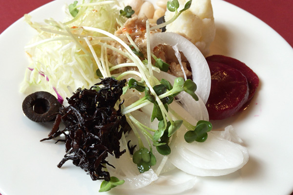 これだけ野菜が並んでいると、いったい何を取ったらいいのかわからなくなってしまう、、、ビーツはとりましたよ、なんだかよくわからないのに