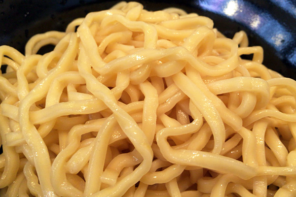 麺は結構固め、オーダー時に固さは調整できるようです