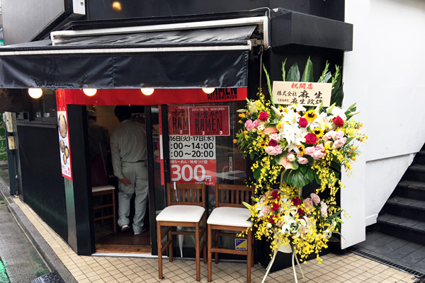 前もラーメン屋さんでしたね、凄い勢いでオープンしました