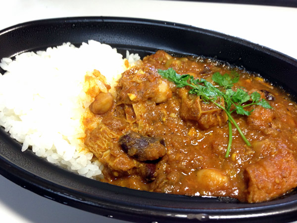 スーパーの「信濃屋」さんまで参加! 昨年に引き続き、凄いカレーを出してくれました