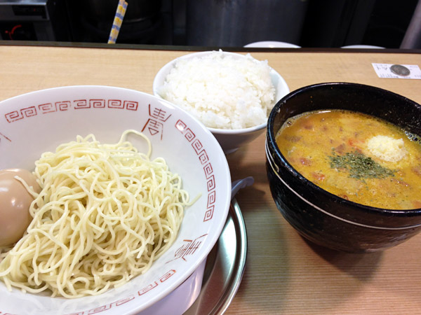 ラーメン屋まで参加、とんこつラーメン「哲麺」さんのトマトカレーつけ麺