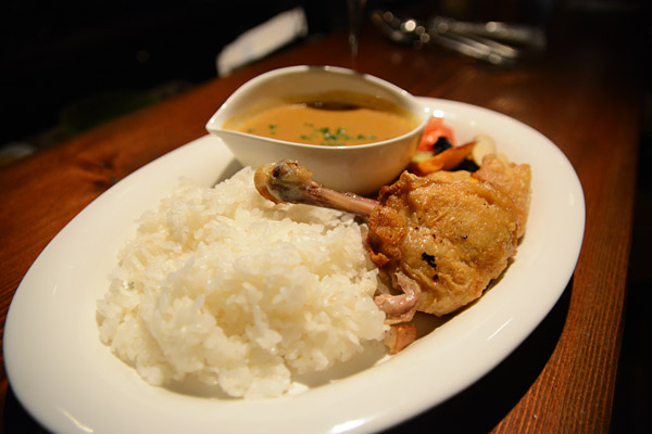 バル「Ami-Amis」のカレーも連日人気