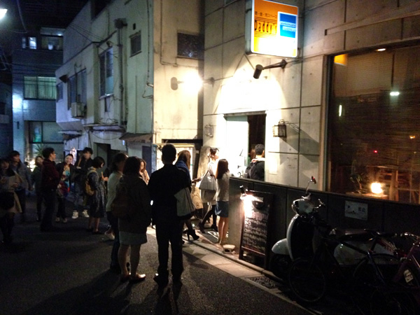 ライブハウスの入場待ちかと思ったら、カレーフェスティバルの行列だったり