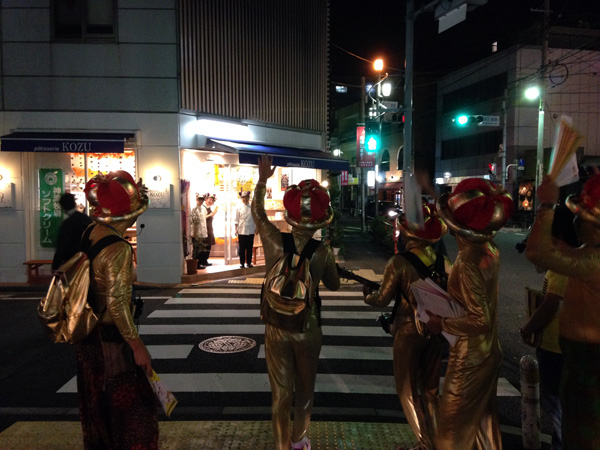 連日全身金色タイツのカレーまんがお騒がせしました