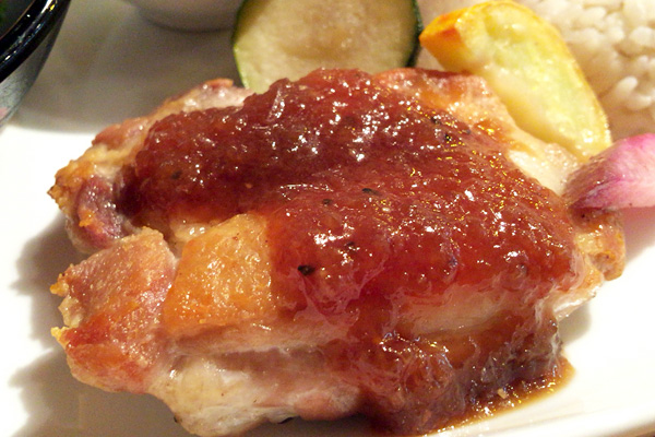 パリッとグリルされたチキン、これが驚くほど美味しい! ソースも美味しいんだけど、お肉自体が美味しい!