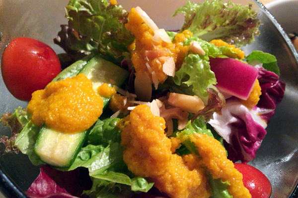 そして、色鮮やかなサラダ。野菜一つ一つが美味しい、そして、このドレッシングがうまいっ!