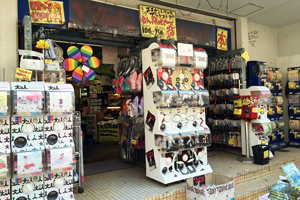 ヴィレッジヴァンガード下北沢店。下北沢をそのままぎゅぎゅっと凝縮したようなお店。朝10時から24時くらいまでオープン! 酔っ払ってみんなでいくとめちゃくちゃ盛りあがるけど、なんのためなのかわからないような雑貨を買ってたりすること多々。サイコーだぜ!