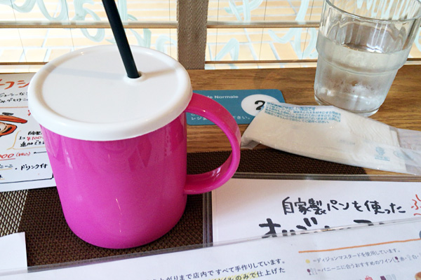 子連れだったので、お冷やもこんな入れ物に入れて出してくれる。とてもありがたい心遣い。このお店は路面店だし、ベビーカーでも入れる。子連れに優しいお店です