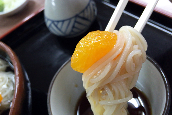 冷麦をめんつゆにつけ、ミカンと一緒に食べてみる